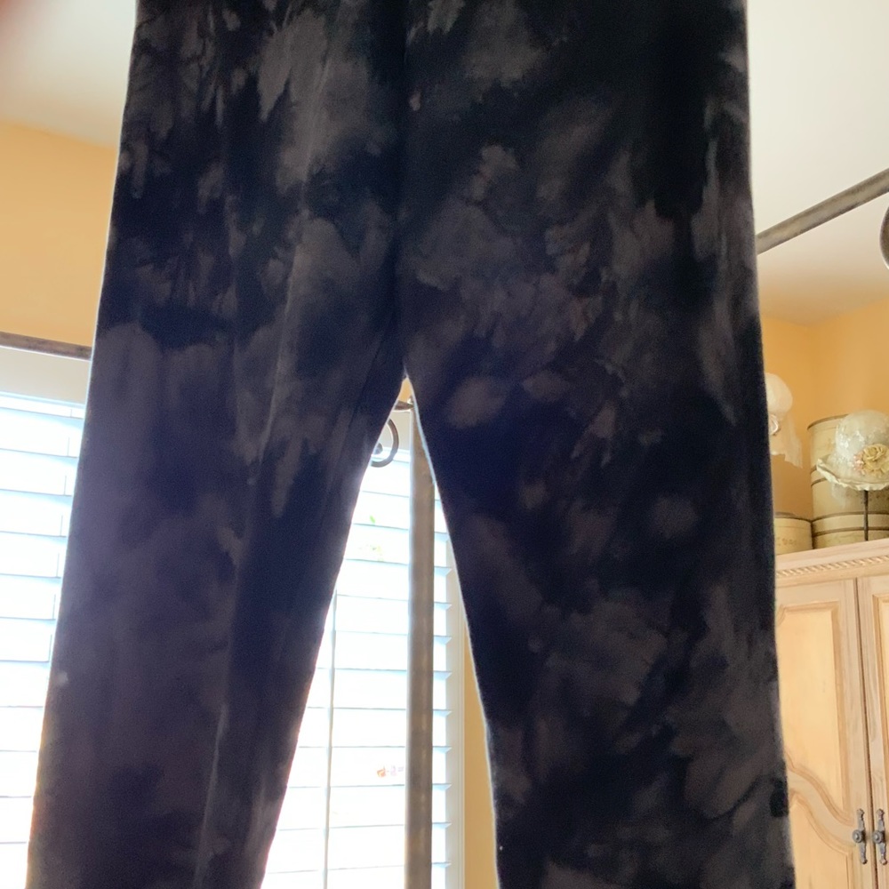 Black camouflage capri